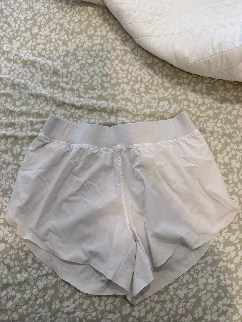 Women’s White Athletic CRZ fast and free dolphin Shorts small